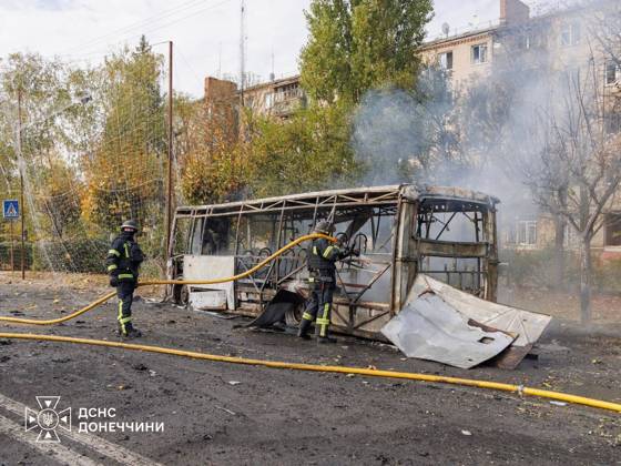 33 killed and 18 injured in Russian strike on passenger buses in Donetsk region s Kramatorsk KRAMATORSK, UKRAINE - OCTOBER 8: (----EDITORIAL USE ONLY - MANDATORY CREDIT - UKRAINIAN STATE EMERGENCY SERVICE HANDOUT - NO MARKETING NO ADVERTISING CAMPAIGNS - DISTRIBUTED AS A SERVICE TO CLIENTS----) Firefighters perform cooling and search operations on the burnt shell of a passenger bus following a Russian missile and aerial bomb strike in Kramatorsk, Donetsk region, Ukraine on October 8, 2026. The strike targeted two civilian buses, killing 30 people in Kramatorsk, while shelling in nearby Bilenke claimed three more lives, bringing the total regional casualties to 33 dead and 18 injured. Emergency personnel recovered a victim from under the  Copyright: x2026xAnadoluxStatexEmergencyxServicexofxUkrainex xHandoutx