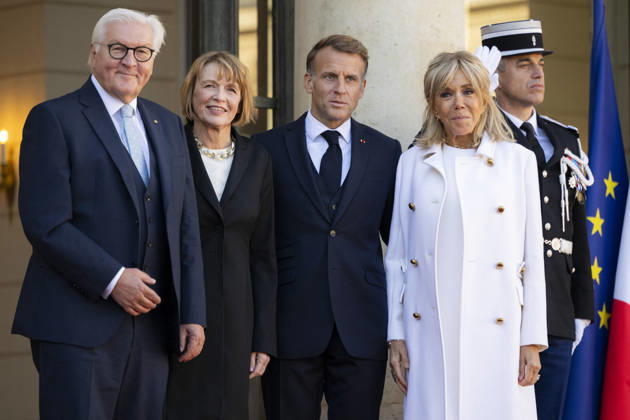 French President Macron Welcomes Germany s President Steinmeier - Paris French President Emmanuel Macron and his wife Brigitte Macron welcomes Germany s President Frank-Walter Steinmeier and his wife Elke Buedenbender at the Elysee Palace in Paris on October 8, 2026. Photo by Eliot Blondet ABACAPRESS.COM Paris France France  Copyright: xBlondetxEliot ABACAx