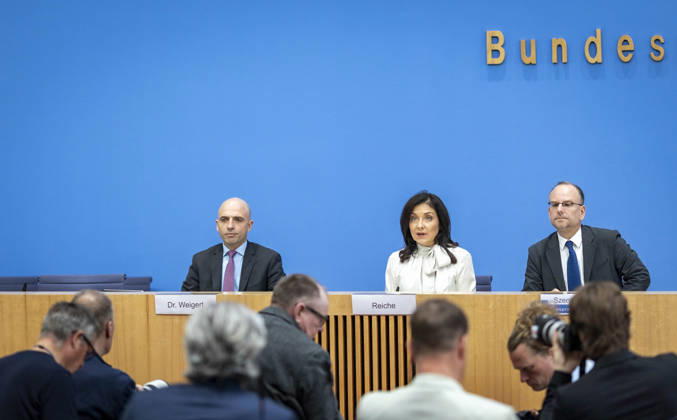 Katherina Reiche, Bundesministerin fuer Wirtschaft und Energie, stellt die Herbstprojektion 2026 der Bundesregierung im Rahmen einer Bundespressekonferenz vor, in Berlin, 08.10.2026. Berlin Deutschland Copyright: xYonaxElsnerx
