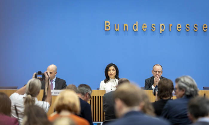 Katherina Reiche, Bundesministerin fuer Wirtschaft und Energie, stellt die Herbstprojektion 2026 der Bundesregierung im Rahmen einer Bundespressekonferenz vor, in Berlin, 08.10.2026. Berlin Deutschland Copyright: xYonaxElsnerx