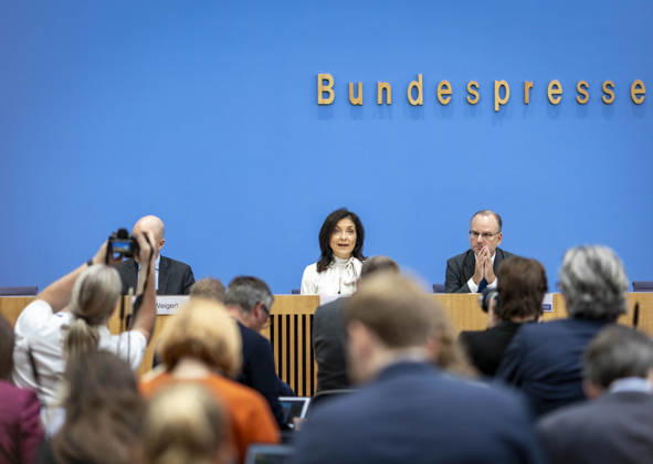 Katherina Reiche, Bundesministerin fuer Wirtschaft und Energie, stellt die Herbstprojektion 2026 der Bundesregierung im Rahmen einer Bundespressekonferenz vor, in Berlin, 08.10.2026. Berlin Deutschland Copyright: xYonaxElsnerx