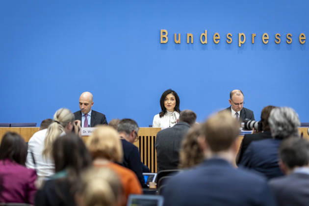 Katherina Reiche, Bundesministerin fuer Wirtschaft und Energie, stellt die Herbstprojektion 2026 der Bundesregierung im Rahmen einer Bundespressekonferenz vor, in Berlin, 08.10.2026. Berlin Deutschland Copyright: xYonaxElsnerx