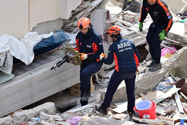 Partial collapse occurs in 7-story building in Istanbul s Maltepe district ISTANBUL, TURKIYE - OCTOBER 8: Search and rescue personnel, including firefighters, AFAD, UMKE, and police teams, operate at the site of a partial building collapse in the Cevizli neighborhood of Maltepe district, Istanbul, Turkiye on October 8, 2026. Trapped residents on the unaffected upper floors were evacuated while emergency teams initiated search and rescue efforts beneath the collapsed lower levels. Ten people were rescued alive from the rubble, while officials confirmed two fatalities as of late morning. Serhat Cagdas Anadolu Istanbul Turkey. Editorial use only. Please get in touch for any other usage. Copyright: x2026xAnadoluxSerhatxCagdasx