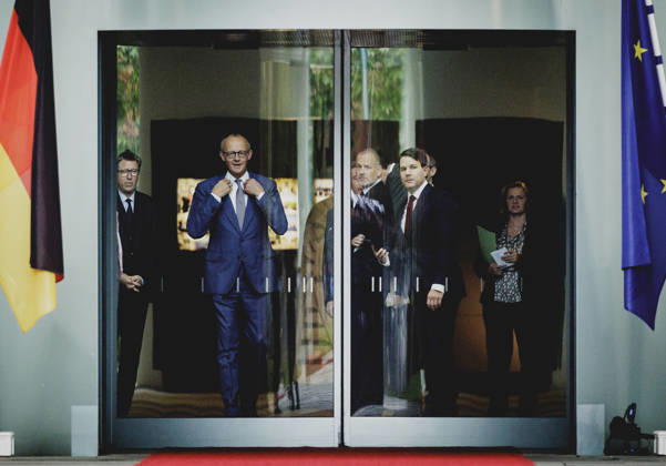 Friedrich Merz (CDU), Bundeskanzler, aufgenommen vor dem Empfang des Premierministers Grossbritanniens (nicht im Bild) mit Militaerischen Ehren im Bundeskanzleramt in Berlin, 08.10.2026. Berlin Deutschland Copyright: xFlorianxGaertnerx