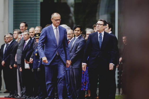 (L-R) Friedrich Merz (CDU), Bundeskanzler, und Andrew Burnham, Premierminister von Grossbritannien, aufgenommen im Rahmen des Empfangs mit Militaerischen Ehren im Bundeskanzleramt in Berlin, 08.10.2026. Berlin Deutschland Copyright: xFlorianxGaertnerx