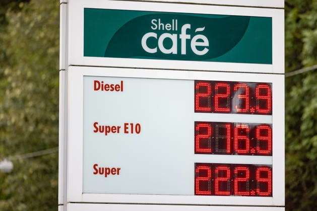 Wie ist die weitere Entwicklung der Spritpreise? Die Spritpreise sind weiterhin auf sehr hohem Niveau. Seit dem 01.10.2026 gilt der sogenannte Tankrabatt. Die Bundesregierung hat die Energiesteuer auf Benzin und Diesel bis Ende Dezember gesenkt. Die Ersparnis soll bei rund 17 Cent pro Liter liegen. SHELL Tankstelle in Siegen am Vormittag. Der aktuelle Preis fuer (für) Diesel, Super E10 und Super liegt weit ueber (über) 2 Euro. Diesel liegt bei 2,23 Euro, Super E10 bei 2,16 Euro und Super bei 2,22 Euro. Tankstelle, Spritpreise am 08.10.2026 in Siegen Deutschland.
