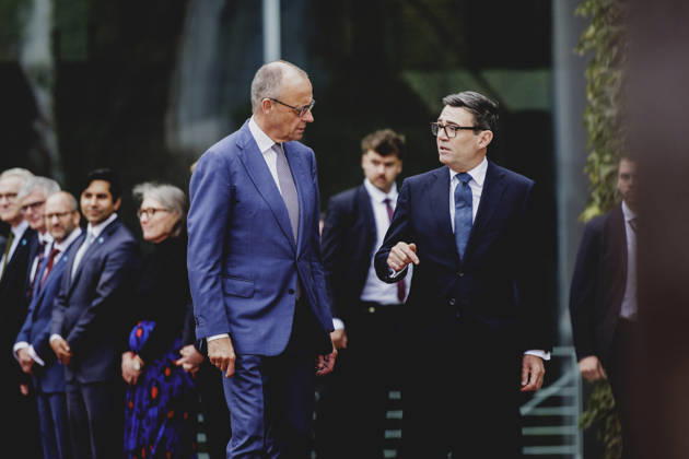 (L-R) Friedrich Merz (CDU), Bundeskanzler, und Andrew Burnham, Premierminister von Grossbritannien, aufgenommen im Rahmen des Empfangs mit Militaerischen Ehren im Bundeskanzleramt in Berlin, 08.10.2026. Berlin Deutschland Copyright: xFlorianxGaertnerx