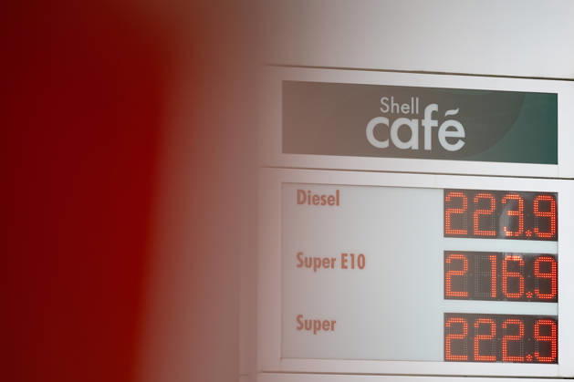 Wie ist die weitere Entwicklung der Spritpreise? Die Spritpreise sind weiterhin auf sehr hohem Niveau. Seit dem 01.10.2026 gilt der sogenannte Tankrabatt. Die Bundesregierung hat die Energiesteuer auf Benzin und Diesel bis Ende Dezember gesenkt. Die Ersparnis soll bei rund 17 Cent pro Liter liegen. SHELL Tankstelle in Siegen am Vormittag. Der aktuelle Preis fuer (für) Diesel, Super E10 und Super liegt weit ueber (über) 2 Euro. Diesel liegt bei 2,23 Euro, Super E10 bei 2,16 Euro und Super bei 2,22 Euro. Tankstelle, Spritpreise am 08.10.2026 in Siegen Deutschland.