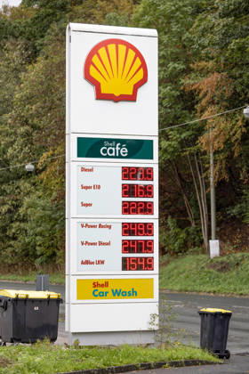 Wie ist die weitere Entwicklung der Spritpreise? Die Spritpreise sind weiterhin auf sehr hohem Niveau. Seit dem 01.10.2026 gilt der sogenannte Tankrabatt. Die Bundesregierung hat die Energiesteuer auf Benzin und Diesel bis Ende Dezember gesenkt. Die Ersparnis soll bei rund 17 Cent pro Liter liegen. SHELL Tankstelle in Siegen am Vormittag. Der aktuelle Preis fuer (für) Diesel, Super E10 und Super liegt weit ueber (über) 2 Euro. Diesel liegt bei 2,23 Euro, Super E10 bei 2,16 Euro und Super bei 2,22 Euro. Tankstelle, Spritpreise am 08.10.2026 in Siegen Deutschland.