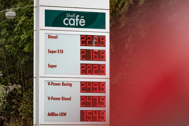 Wie ist die weitere Entwicklung der Spritpreise? Die Spritpreise sind weiterhin auf sehr hohem Niveau. Seit dem 01.10.2026 gilt der sogenannte Tankrabatt. Die Bundesregierung hat die Energiesteuer auf Benzin und Diesel bis Ende Dezember gesenkt. Die Ersparnis soll bei rund 17 Cent pro Liter liegen. SHELL Tankstelle in Siegen am Vormittag. Der aktuelle Preis fuer (für) Diesel, Super E10 und Super liegt weit ueber (über) 2 Euro. Diesel liegt bei 2,23 Euro, Super E10 bei 2,16 Euro und Super bei 2,22 Euro. Tankstelle, Spritpreise am 08.10.2026 in Siegen Deutschland.