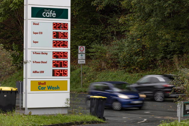Wie ist die weitere Entwicklung der Spritpreise? Die Spritpreise sind weiterhin auf sehr hohem Niveau. Seit dem 01.10.2026 gilt der sogenannte Tankrabatt. Die Bundesregierung hat die Energiesteuer auf Benzin und Diesel bis Ende Dezember gesenkt. Die Ersparnis soll bei rund 17 Cent pro Liter liegen. SHELL Tankstelle in Siegen am Vormittag. Der aktuelle Preis fuer (für) Diesel, Super E10 und Super liegt weit ueber (über) 2 Euro. Diesel liegt bei 2,23 Euro, Super E10 bei 2,16 Euro und Super bei 2,22 Euro. Tankstelle, Spritpreise am 08.10.2026 in Siegen Deutschland.