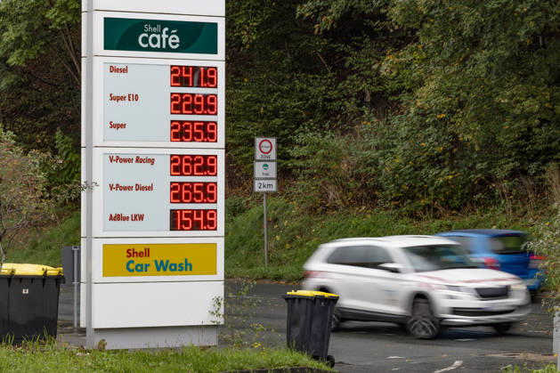 Wie ist die weitere Entwicklung der Spritpreise? Die Spritpreise sind weiterhin auf sehr hohem Niveau. Seit dem 01.10.2026 gilt der sogenannte Tankrabatt. Die Bundesregierung hat die Energiesteuer auf Benzin und Diesel bis Ende Dezember gesenkt. Die Ersparnis soll bei rund 17 Cent pro Liter liegen. SHELL Tankstelle in Siegen am Mittag nach der Preisumstellung um 12:00 Uhr. Der aktuelle Preis fuer (für) Diesel, Super E10 und Super liegt weit ueber (über) 2 Euro. Diesel liegt bei 2,41 Euro, Super E10 bei 2,29 Euro und Super bei 2,35 Euro. Tankstelle, Spritpreise am 08.10.2026 in Siegen Deutschland.