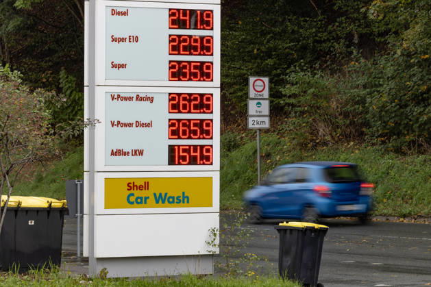 Wie ist die weitere Entwicklung der Spritpreise? Die Spritpreise sind weiterhin auf sehr hohem Niveau. Seit dem 01.10.2026 gilt der sogenannte Tankrabatt. Die Bundesregierung hat die Energiesteuer auf Benzin und Diesel bis Ende Dezember gesenkt. Die Ersparnis soll bei rund 17 Cent pro Liter liegen. SHELL Tankstelle in Siegen am Mittag nach der Preisumstellung um 12:00 Uhr. Der aktuelle Preis fuer (für) Diesel, Super E10 und Super liegt weit ueber (über) 2 Euro. Diesel liegt bei 2,41 Euro, Super E10 bei 2,29 Euro und Super bei 2,35 Euro. Tankstelle, Spritpreise am 08.10.2026 in Siegen Deutschland.