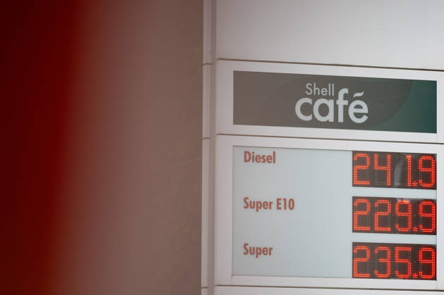 Wie ist die weitere Entwicklung der Spritpreise? Die Spritpreise sind weiterhin auf sehr hohem Niveau. Seit dem 01.10.2026 gilt der sogenannte Tankrabatt. Die Bundesregierung hat die Energiesteuer auf Benzin und Diesel bis Ende Dezember gesenkt. Die Ersparnis soll bei rund 17 Cent pro Liter liegen. SHELL Tankstelle in Siegen am Mittag nach der Preisumstellung um 12:00 Uhr. Der aktuelle Preis fuer (für) Diesel, Super E10 und Super liegt weit ueber (über) 2 Euro. Diesel liegt bei 2,41 Euro, Super E10 bei 2,29 Euro und Super bei 2,35 Euro. Tankstelle, Spritpreise am 08.10.2026 in Siegen Deutschland.