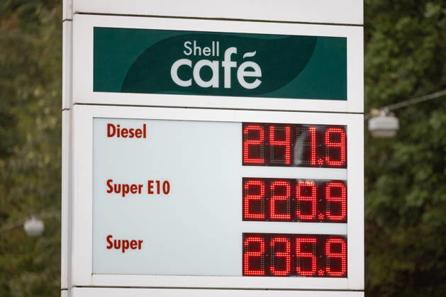 Wie ist die weitere Entwicklung der Spritpreise? Die Spritpreise sind weiterhin auf sehr hohem Niveau. Seit dem 01.10.2026 gilt der sogenannte Tankrabatt. Die Bundesregierung hat die Energiesteuer auf Benzin und Diesel bis Ende Dezember gesenkt. Die Ersparnis soll bei rund 17 Cent pro Liter liegen. SHELL Tankstelle in Siegen am Mittag nach der Preisumstellung um 12:00 Uhr. Der aktuelle Preis fuer (für) Diesel, Super E10 und Super liegt weit ueber (über) 2 Euro. Diesel liegt bei 2,41 Euro, Super E10 bei 2,29 Euro und Super bei 2,35 Euro. Tankstelle, Spritpreise am 08.10.2026 in Siegen Deutschland.