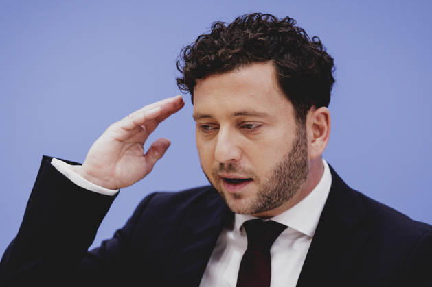 Felix Banaszak, Co-Vorsitzender von Buendnis 90 Die Gruenen, aufgenommen im Rahmen der Pressekonferenz zur Vorstellung des Leitantrages Unser Plan fuer Deutschland Berlin, 08.10.2026. Berlin Deutschland Copyright: xFlorianxGaertnerx