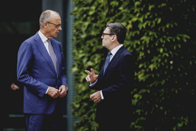 (L-R) Friedrich Merz (CDU), Bundeskanzler, und Andrew Burnham, Premierminister von Grossbritannien, aufgenommen im Rahmen des Empfangs mit Militaerischen Ehren im Bundeskanzleramt in Berlin, 08.10.2026. Berlin Deutschland Copyright: xFlorianxGaertnerx