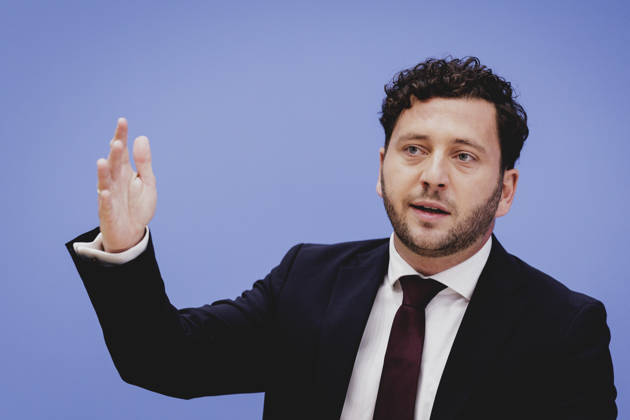 Felix Banaszak, Co-Vorsitzender von Buendnis 90 Die Gruenen, aufgenommen im Rahmen der Pressekonferenz zur Vorstellung des Leitantrages Unser Plan fuer Deutschland Berlin, 08.10.2026. Berlin Deutschland Copyright: xFlorianxGaertnerx