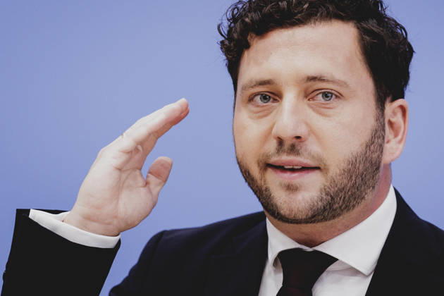 Felix Banaszak, Co-Vorsitzender von Buendnis 90 Die Gruenen, aufgenommen im Rahmen der Pressekonferenz zur Vorstellung des Leitantrages Unser Plan fuer Deutschland Berlin, 08.10.2026. Berlin Deutschland Copyright: xFlorianxGaertnerx