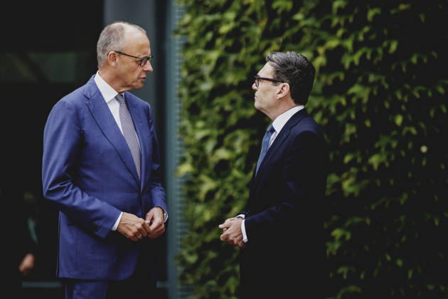 (L-R) Friedrich Merz (CDU), Bundeskanzler, und Andrew Burnham, Premierminister von Grossbritannien, aufgenommen im Rahmen des Empfangs mit Militaerischen Ehren im Bundeskanzleramt in Berlin, 08.10.2026. Berlin Deutschland Copyright: xFlorianxGaertnerx