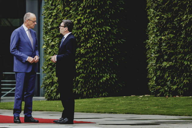 (L-R) Friedrich Merz (CDU), Bundeskanzler, und Andrew Burnham, Premierminister von Grossbritannien, aufgenommen im Rahmen des Empfangs mit Militaerischen Ehren im Bundeskanzleramt in Berlin, 08.10.2026. Berlin Deutschland Copyright: xFlorianxGaertnerx