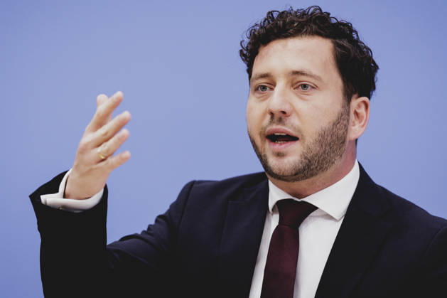 Felix Banaszak, Co-Vorsitzender von Buendnis 90 Die Gruenen, aufgenommen im Rahmen der Pressekonferenz zur Vorstellung des Leitantrages Unser Plan fuer Deutschland Berlin, 08.10.2026. Berlin Deutschland Copyright: xFlorianxGaertnerx