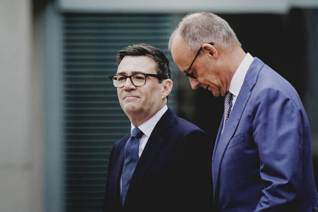 (R-L) Friedrich Merz (CDU), Bundeskanzler, und Andrew Burnham, Premierminister von Grossbritannien, aufgenommen im Rahmen des Empfangs mit Militaerischen Ehren im Bundeskanzleramt in Berlin, 08.10.2026. Berlin Deutschland Copyright: xFlorianxGaertnerx