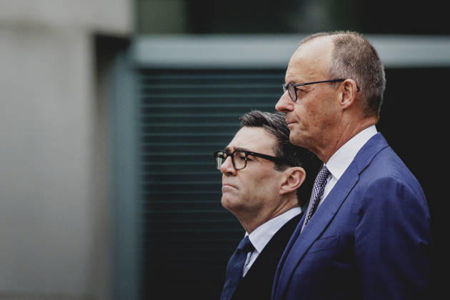 (R-L) Friedrich Merz (CDU), Bundeskanzler, und Andrew Burnham, Premierminister von Grossbritannien, aufgenommen im Rahmen des Empfangs mit Militaerischen Ehren im Bundeskanzleramt in Berlin, 08.10.2026. Berlin Deutschland Copyright: xFlorianxGaertnerx