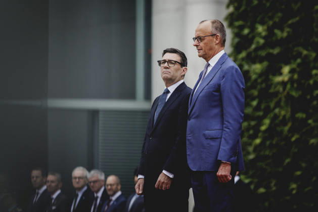 (R-L) Friedrich Merz (CDU), Bundeskanzler, und Andrew Burnham, Premierminister von Grossbritannien, aufgenommen im Rahmen des Empfangs mit Militaerischen Ehren im Bundeskanzleramt in Berlin, 08.10.2026. Berlin Deutschland Copyright: xFlorianxGaertnerx