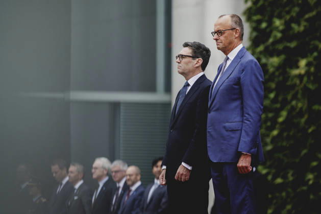 (R-L) Friedrich Merz (CDU), Bundeskanzler, und Andrew Burnham, Premierminister von Grossbritannien, aufgenommen im Rahmen des Empfangs mit Militaerischen Ehren im Bundeskanzleramt in Berlin, 08.10.2026. Berlin Deutschland Copyright: xFlorianxGaertnerx