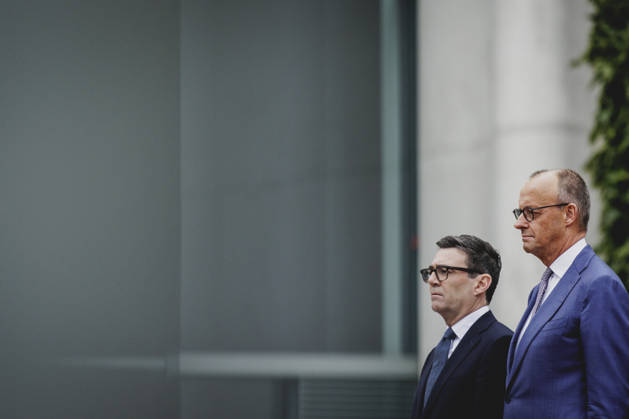 (R-L) Friedrich Merz (CDU), Bundeskanzler, und Andrew Burnham, Premierminister von Grossbritannien, aufgenommen im Rahmen des Empfangs mit Militaerischen Ehren im Bundeskanzleramt in Berlin, 08.10.2026. Berlin Deutschland Copyright: xFlorianxGaertnerx