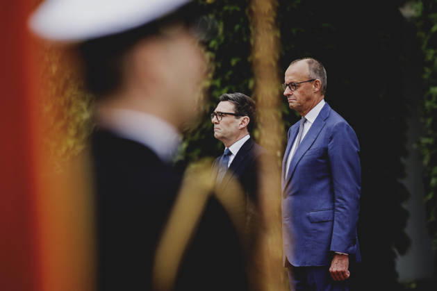 (R-L) Friedrich Merz (CDU), Bundeskanzler, und Andrew Burnham, Premierminister von Grossbritannien, aufgenommen im Rahmen des Empfangs mit Militaerischen Ehren im Bundeskanzleramt in Berlin, 08.10.2026. Berlin Deutschland Copyright: xFlorianxGaertnerx