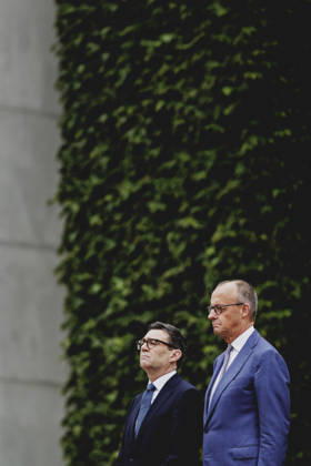 (R-L) Friedrich Merz (CDU), Bundeskanzler, und Andrew Burnham, Premierminister von Grossbritannien, aufgenommen im Rahmen des Empfangs mit Militaerischen Ehren im Bundeskanzleramt in Berlin, 08.10.2026. Berlin Deutschland Copyright: xFlorianxGaertnerx