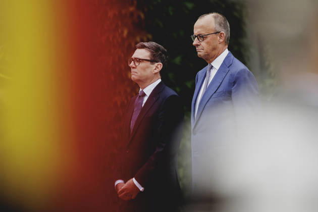 (R-L) Friedrich Merz (CDU), Bundeskanzler, und Andrew Burnham, Premierminister von Grossbritannien, aufgenommen im Rahmen des Empfangs mit Militaerischen Ehren im Bundeskanzleramt in Berlin, 08.10.2026. Berlin Deutschland Copyright: xFlorianxGaertnerx