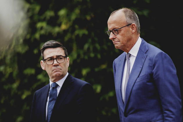 (R-L) Friedrich Merz (CDU), Bundeskanzler, und Andrew Burnham, Premierminister von Grossbritannien, aufgenommen im Rahmen des Empfangs mit Militaerischen Ehren im Bundeskanzleramt in Berlin, 08.10.2026. Berlin Deutschland Copyright: xFlorianxGaertnerx