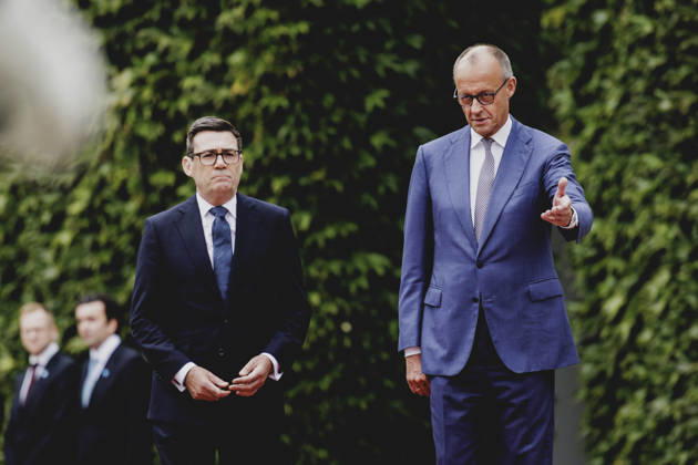 (R-L) Friedrich Merz (CDU), Bundeskanzler, und Andrew Burnham, Premierminister von Grossbritannien, aufgenommen im Rahmen des Empfangs mit Militaerischen Ehren im Bundeskanzleramt in Berlin, 08.10.2026. Berlin Deutschland Copyright: xFlorianxGaertnerx