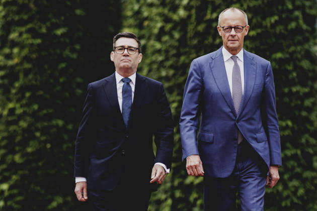 (R-L) Friedrich Merz (CDU), Bundeskanzler, und Andrew Burnham, Premierminister von Grossbritannien, aufgenommen im Rahmen des Empfangs mit Militaerischen Ehren im Bundeskanzleramt in Berlin, 08.10.2026. Berlin Deutschland Copyright: xFlorianxGaertnerx