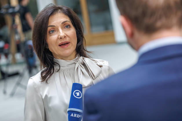 Bundesministerin fuer Wirtschaft und Energie Katherina Reiche und Dr. Benjamin Weigert, Abteilungsleiter Wirtschaft, im Haus der Bundespressekonferenz Vorstellung der Herbstprojektion 2026 der Bundesregierung, Bundesministerin fuer Wirtschaft und Energie Katherina Reiche und Dr. Benjamin Weigert, Abteilungsleiter Wirtschaft, im Haus der Bundespressekonferenz am 08.10.2026 in Berlin. Katherina Reiche spricht zu den Anwesenden in einem Interview. Berlin Berlin Deutschland Haus der Bundespressekonferenz