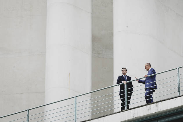 (R-L) Friedrich Merz (CDU), Bundeskanzler, und Andrew Burnham, Premierminister von Grossbritannien, aufgenommen im Rahmen eines Gespraeches auf dem Balkon im Bundeskanzleramt in Berlin, 08.10.2026. Berlin Deutschland Copyright: xFlorianxGaertnerx