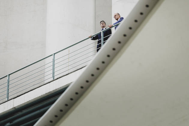 (R-L) Friedrich Merz (CDU), Bundeskanzler, und Andrew Burnham, Premierminister von Grossbritannien, aufgenommen im Rahmen eines Gespraeches auf dem Balkon im Bundeskanzleramt in Berlin, 08.10.2026. Berlin Deutschland Copyright: xFlorianxGaertnerx
