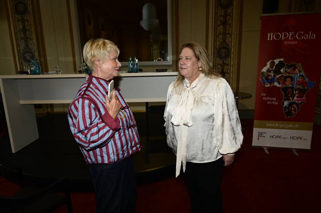 Angelika Lunzer und Kathy Kelly beim Pressegespräch und Präsentation des 16. HOPE-Award zur 18. HOPE-Gala Dresden im Schauspielhaus Dresden. Dresden, 08.10.2026 Copyright: xMatthiasxWehnertx