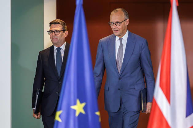 Austausch der Ratifizierungsurkunden des Kensington Vertrags durch den Bundeskanzler Friedrich Merz (CDU) und den Premierminister des Vereinigten Königreichs Großbritannien und Nordirland, Andrew Burnham Austausch der Ratifizierungsurkunden des Kensington Vertrags durch den Bundeskanzler Friedrich Merz (CDU) und den Premierminister des Vereinigten Königreichs Großbritannien und Nordirland, Andrew Burnham in Berlin am 08.10.2026. Berlin Berlin Deutschland Bundeskanzleramt