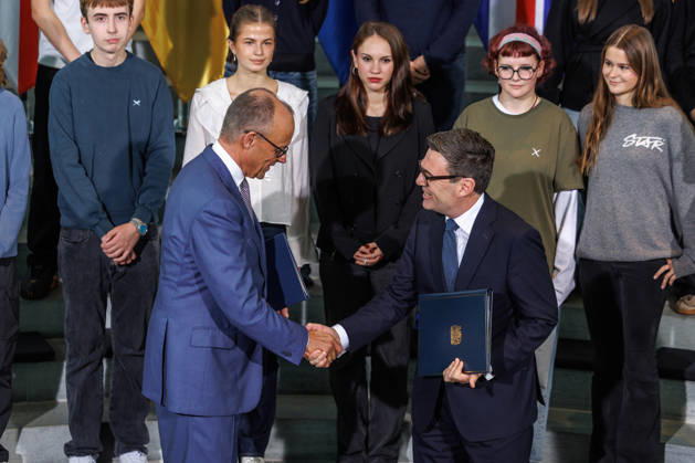 Austausch der Ratifizierungsurkunden des Kensington Vertrags durch den Bundeskanzler Friedrich Merz (CDU) und den Premierminister des Vereinigten Königreichs Großbritannien und Nordirland, Andrew Burnham Austausch der Ratifizierungsurkunden des Kensington Vertrags durch den Bundeskanzler Friedrich Merz (CDU) und den Premierminister des Vereinigten Königreichs Großbritannien und Nordirland, Andrew Burnham in Berlin am 08.10.2026. Berlin Berlin Deutschland Bundeskanzleramt