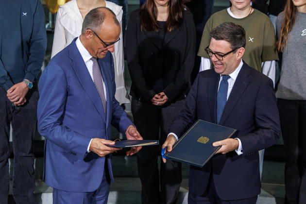 Austausch der Ratifizierungsurkunden des Kensington Vertrags durch den Bundeskanzler Friedrich Merz (CDU) und den Premierminister des Vereinigten Königreichs Großbritannien und Nordirland, Andrew Burnham Austausch der Ratifizierungsurkunden des Kensington Vertrags durch den Bundeskanzler Friedrich Merz (CDU) und den Premierminister des Vereinigten Königreichs Großbritannien und Nordirland, Andrew Burnham in Berlin am 08.10.2026. Berlin Berlin Deutschland Bundeskanzleramt