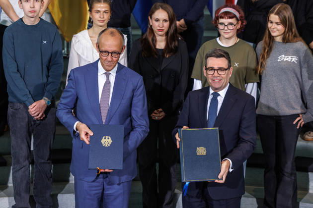 Austausch der Ratifizierungsurkunden des Kensington Vertrags durch den Bundeskanzler Friedrich Merz (CDU) und den Premierminister des Vereinigten Königreichs Großbritannien und Nordirland, Andrew Burnham Austausch der Ratifizierungsurkunden des Kensington Vertrags durch den Bundeskanzler Friedrich Merz (CDU) und den Premierminister des Vereinigten Königreichs Großbritannien und Nordirland, Andrew Burnham in Berlin am 08.10.2026. Berlin Berlin Deutschland Bundeskanzleramt