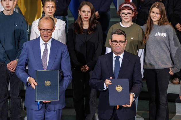Austausch der Ratifizierungsurkunden des Kensington Vertrags durch den Bundeskanzler Friedrich Merz (CDU) und den Premierminister des Vereinigten Königreichs Großbritannien und Nordirland, Andrew Burnham Austausch der Ratifizierungsurkunden des Kensington Vertrags durch den Bundeskanzler Friedrich Merz (CDU) und den Premierminister des Vereinigten Königreichs Großbritannien und Nordirland, Andrew Burnham in Berlin am 08.10.2026. Berlin Berlin Deutschland Bundeskanzleramt
