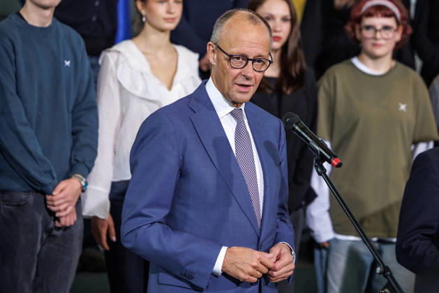 Austausch der Ratifizierungsurkunden des Kensington Vertrags durch den Bundeskanzler Friedrich Merz (CDU) und den Premierminister des Vereinigten Königreichs Großbritannien und Nordirland, Andrew Burnham Austausch der Ratifizierungsurkunden des Kensington Vertrags durch den Bundeskanzler Friedrich Merz (CDU) und den Premierminister des Vereinigten Königreichs Großbritannien und Nordirland, Andrew Burnham in Berlin am 08.10.2026. Berlin Berlin Deutschland Bundeskanzleramt