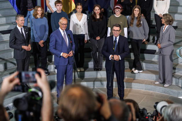 Austausch der Ratifizierungsurkunden des Kensington Vertrags durch den Bundeskanzler Friedrich Merz (CDU) und den Premierminister des Vereinigten Königreichs Großbritannien und Nordirland, Andrew Burnham Austausch der Ratifizierungsurkunden des Kensington Vertrags durch den Bundeskanzler Friedrich Merz (CDU) und den Premierminister des Vereinigten Königreichs Großbritannien und Nordirland, Andrew Burnham in Berlin am 08.10.2026. Berlin Berlin Deutschland Bundeskanzleramt