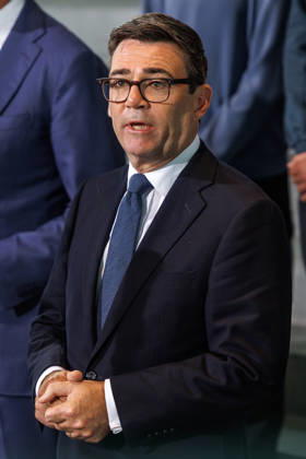 Austausch der Ratifizierungsurkunden des Kensington Vertrags durch den Bundeskanzler Friedrich Merz (CDU) und den Premierminister des Vereinigten Königreichs Großbritannien und Nordirland, Andrew Burnham Austausch der Ratifizierungsurkunden des Kensington Vertrags durch den Bundeskanzler Friedrich Merz (CDU) und den Premierminister des Vereinigten Königreichs Großbritannien und Nordirland, Andrew Burnham in Berlin am 08.10.2026. Berlin Berlin Deutschland Bundeskanzleramt