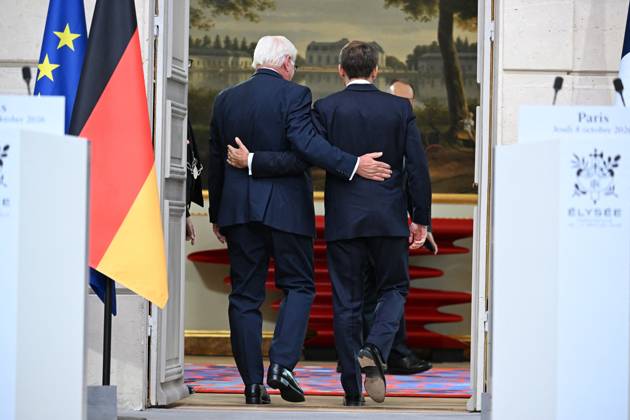 French President Emmanuel Macron and German President Frank Walter Steinmeier during a signing ceremony and joint press conference at the Élysée Palace in Paris, France, October 8, 2026. Signing of an agreement between the French government and the German government regarding the Franco-German Youth Office. Eric Tschaen Pool Bestimage. French President Emmanuel Macron and German President Frank Walter Steinmeier during a signing ceremony and joint press conference at the Élysée Palace in Paris, France, on October 8, 2026 The French and German governments signed an agreement regarding the Franco-German Youth Office Paris, France  Copyright: xEricxTschaenx xPoolx xBestimagexEricxTschaenx xPoolx xBestimagex
